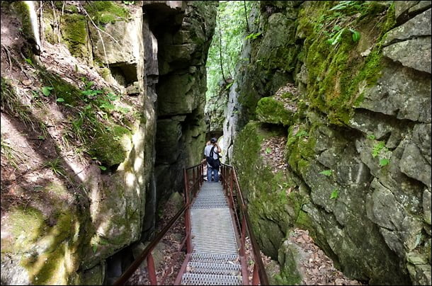 ... trails that weave through caves and caverns. (Julia Pelish/Vacay.ca