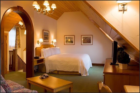 Post Hotel Lake Louise bedroom 