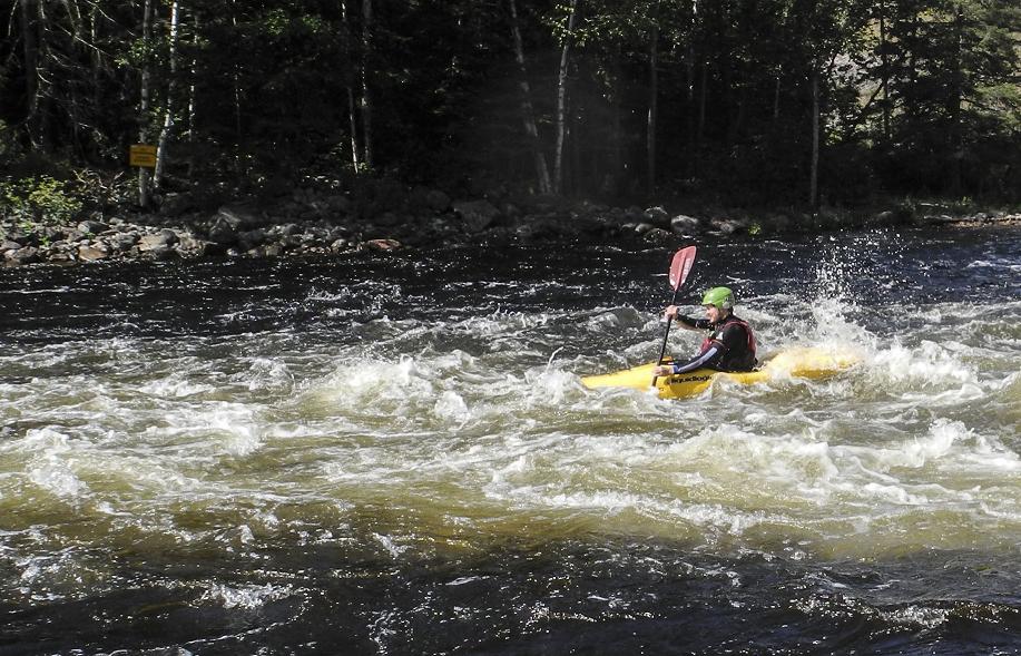 An instructor from the MKC kayak course manoeuvres through the whitewater of the Madawaska River. (Scott Whalen/Vacay.ca)