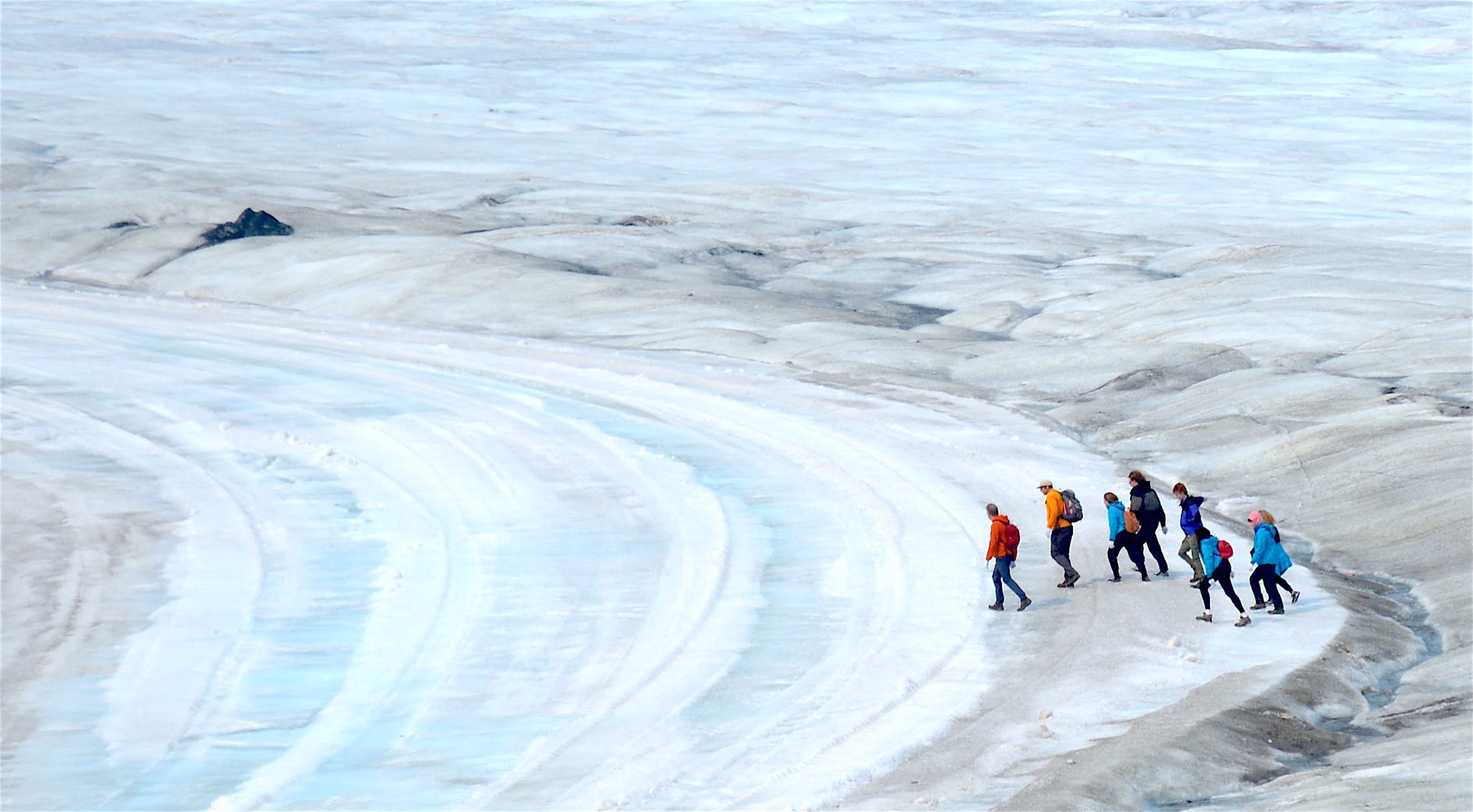 athabasca-glacier-hikers
