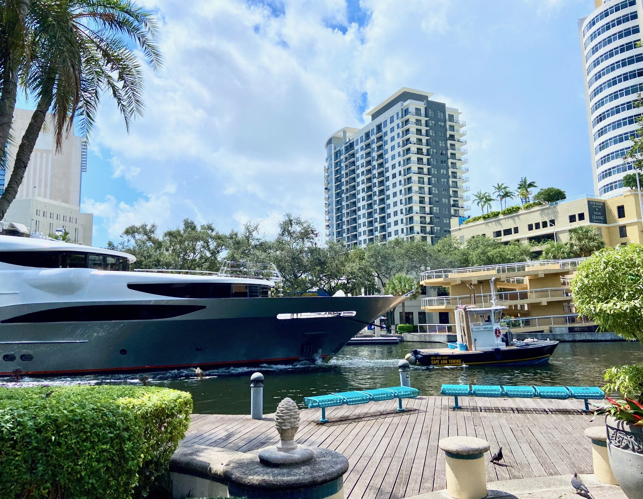 fort lauderdale yacht on intracoastal canal