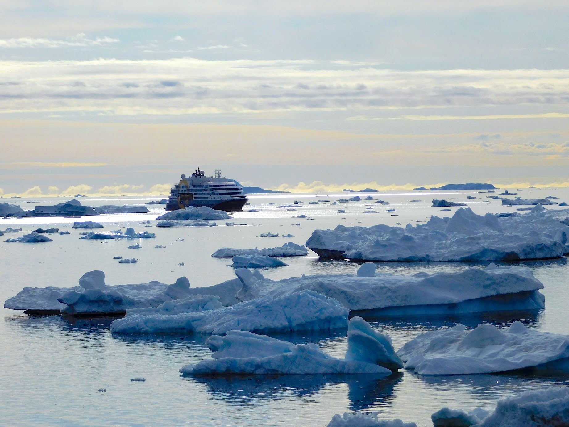 quark-expeditions-ultramarine-icebergs